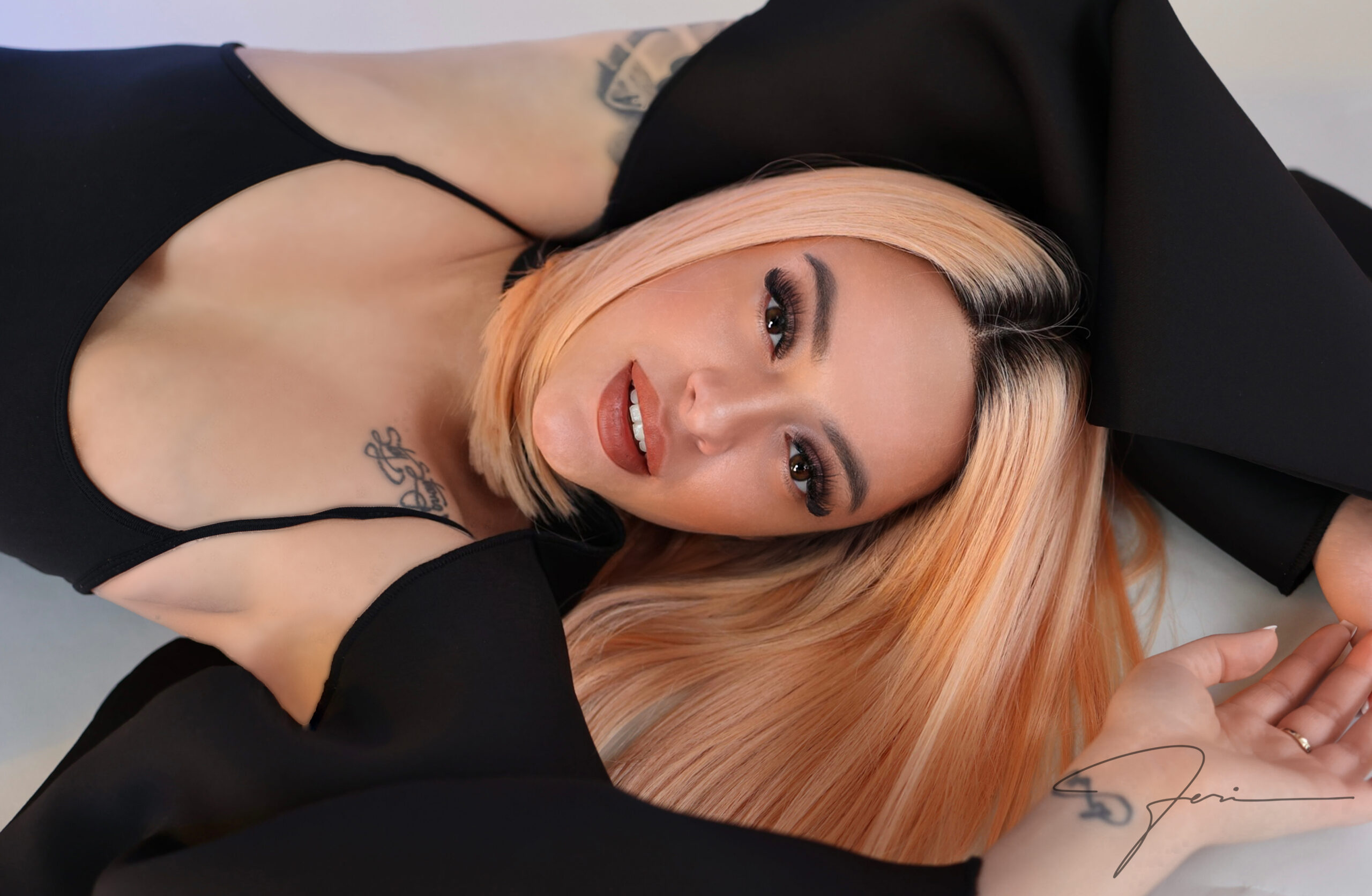 różowa peruka lajla