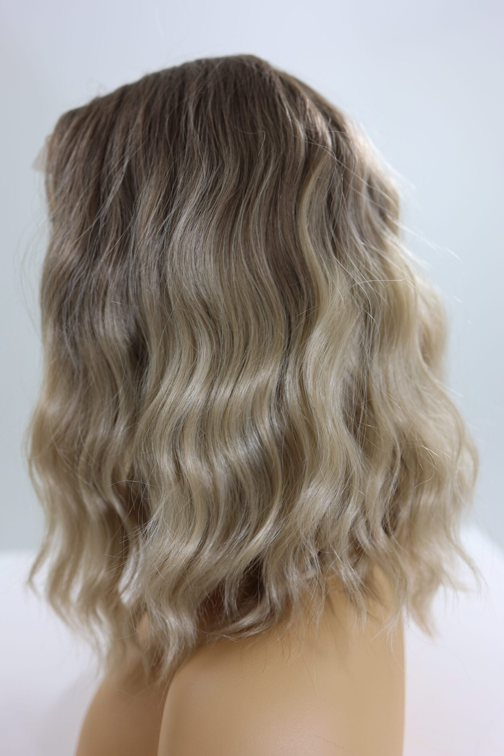 Peruka Falowany Bob Średni Blond - OLA - obrazek 2