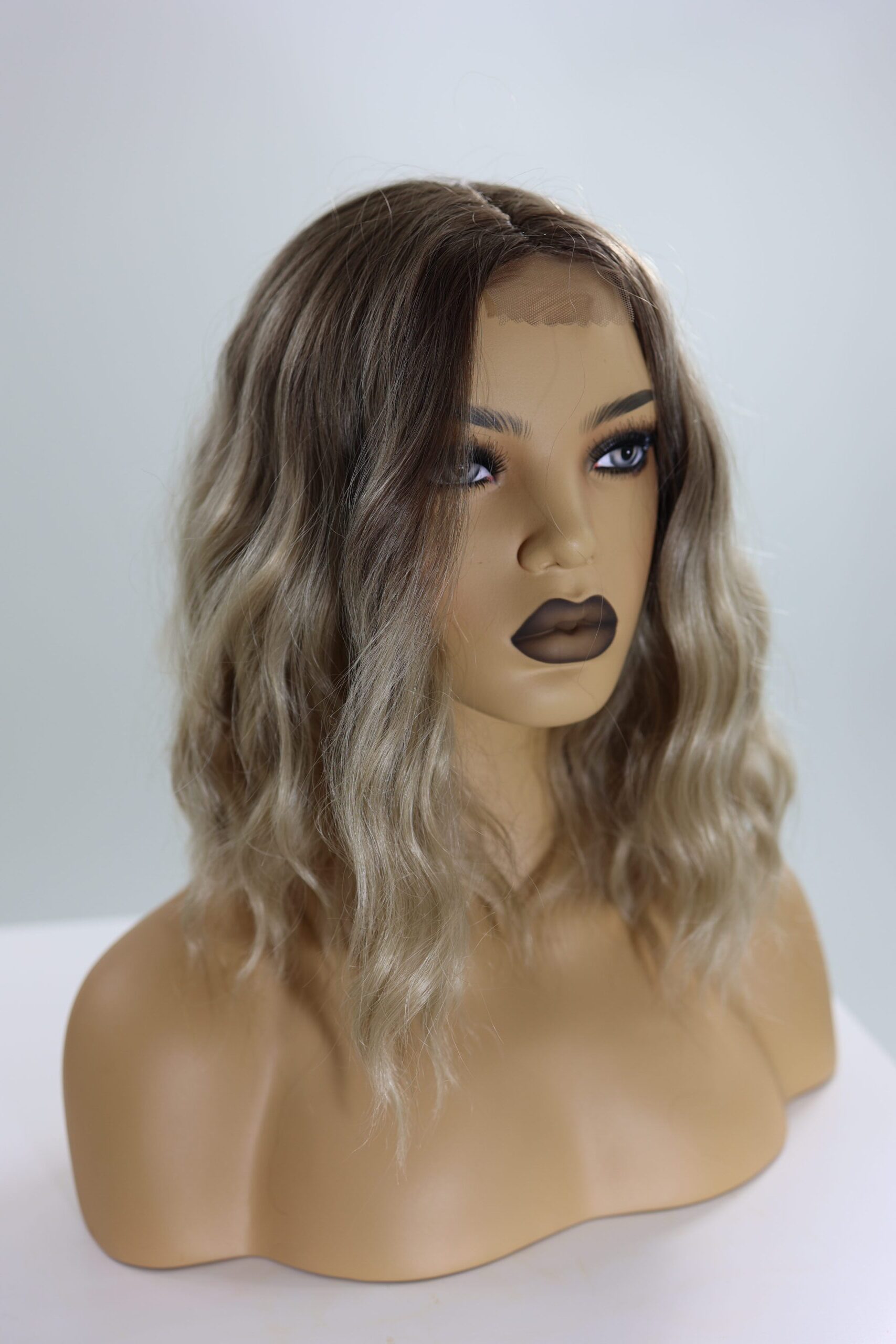 Peruka Falowany Bob Średni Blond - OLA - obrazek 4