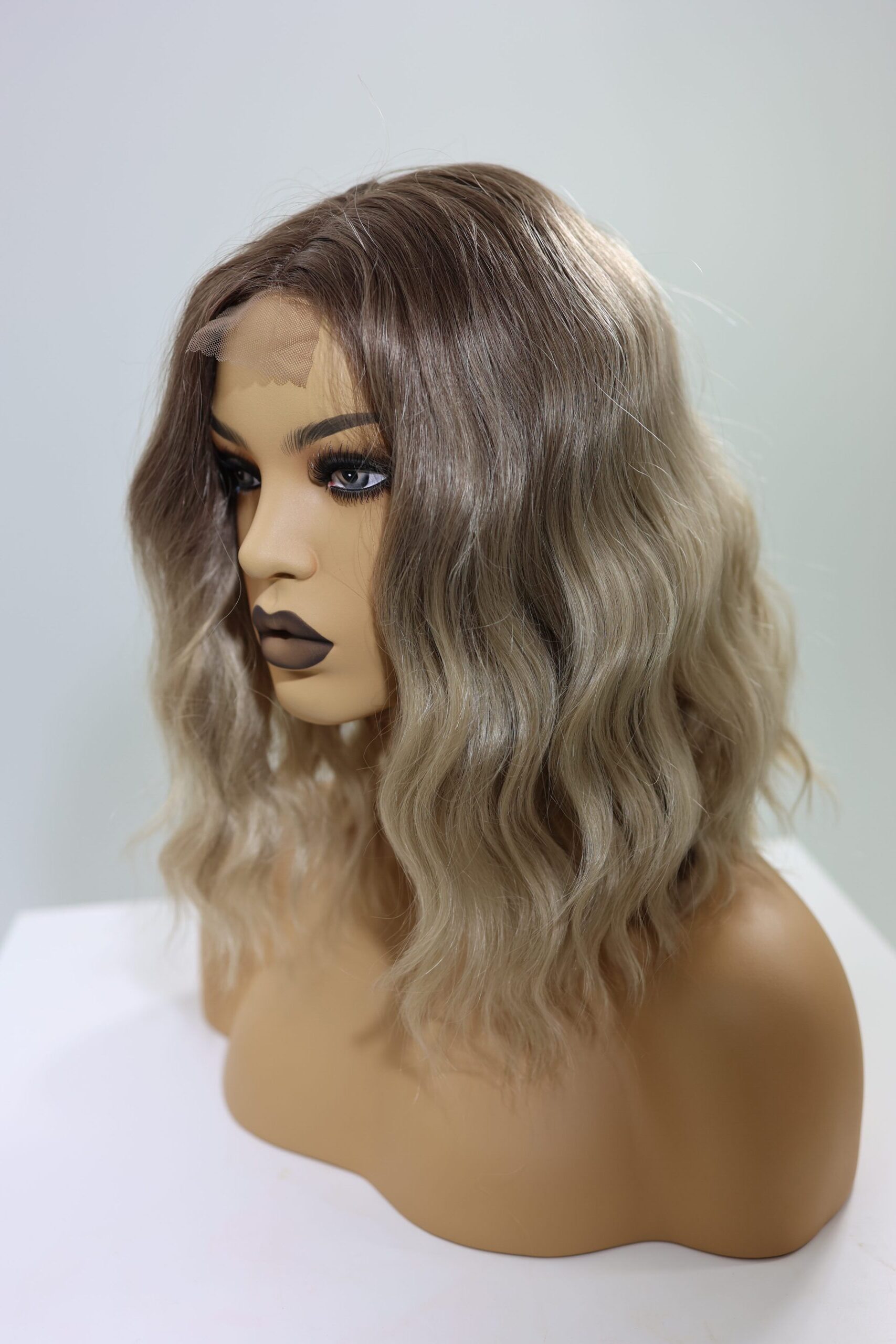 Peruka Falowany Bob Średni Blond - OLA - obrazek 3