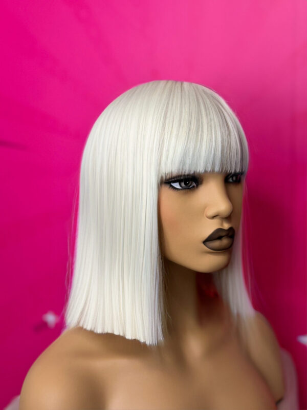Peruka Platynowy Blond Bob z Grzywką - Ina - obrazek 3