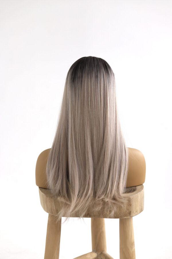 Peruka Beżowy Blond z Grzywką i Ciemnym Odrostem - Alicja - obrazek 4