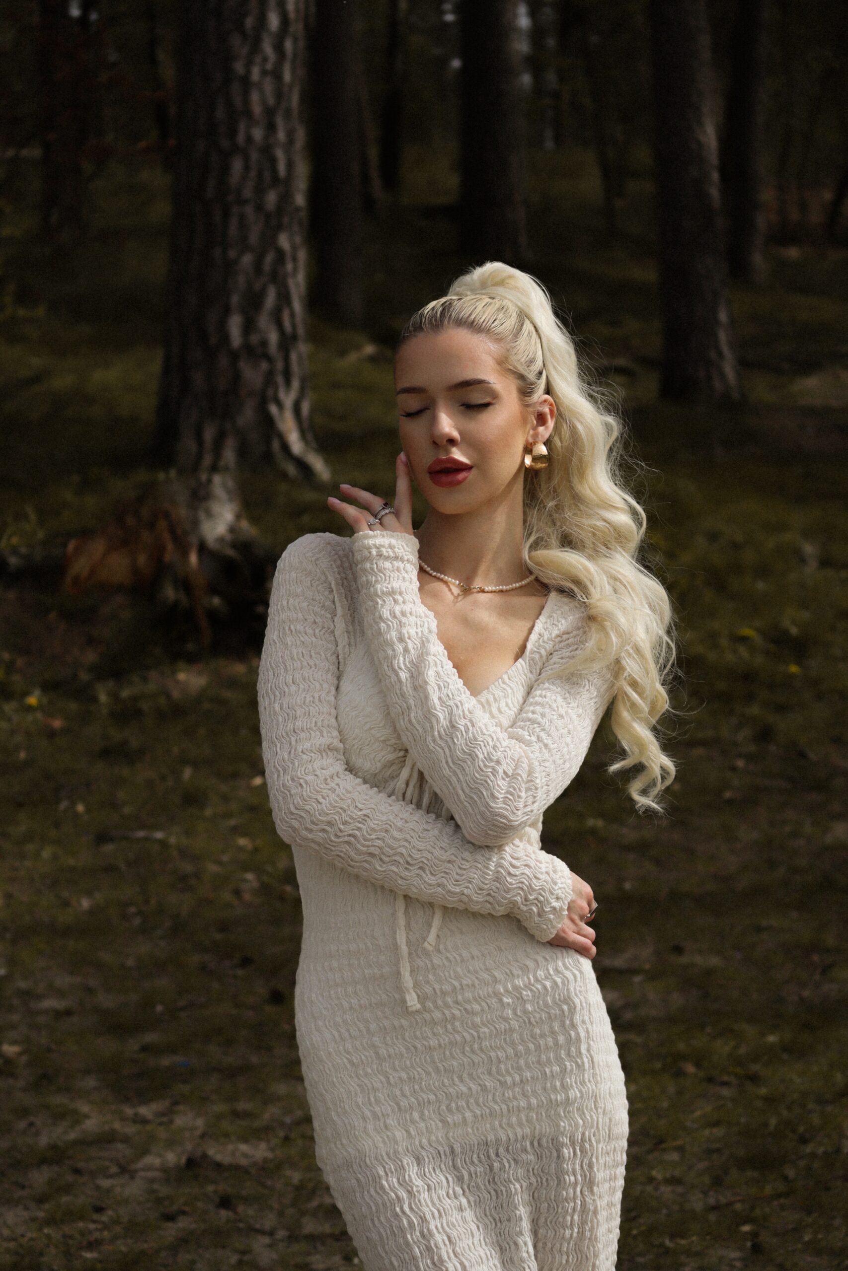 Doczepiany Kucyk Platynowy Blond Duże Fale - 60cm - obrazek 4