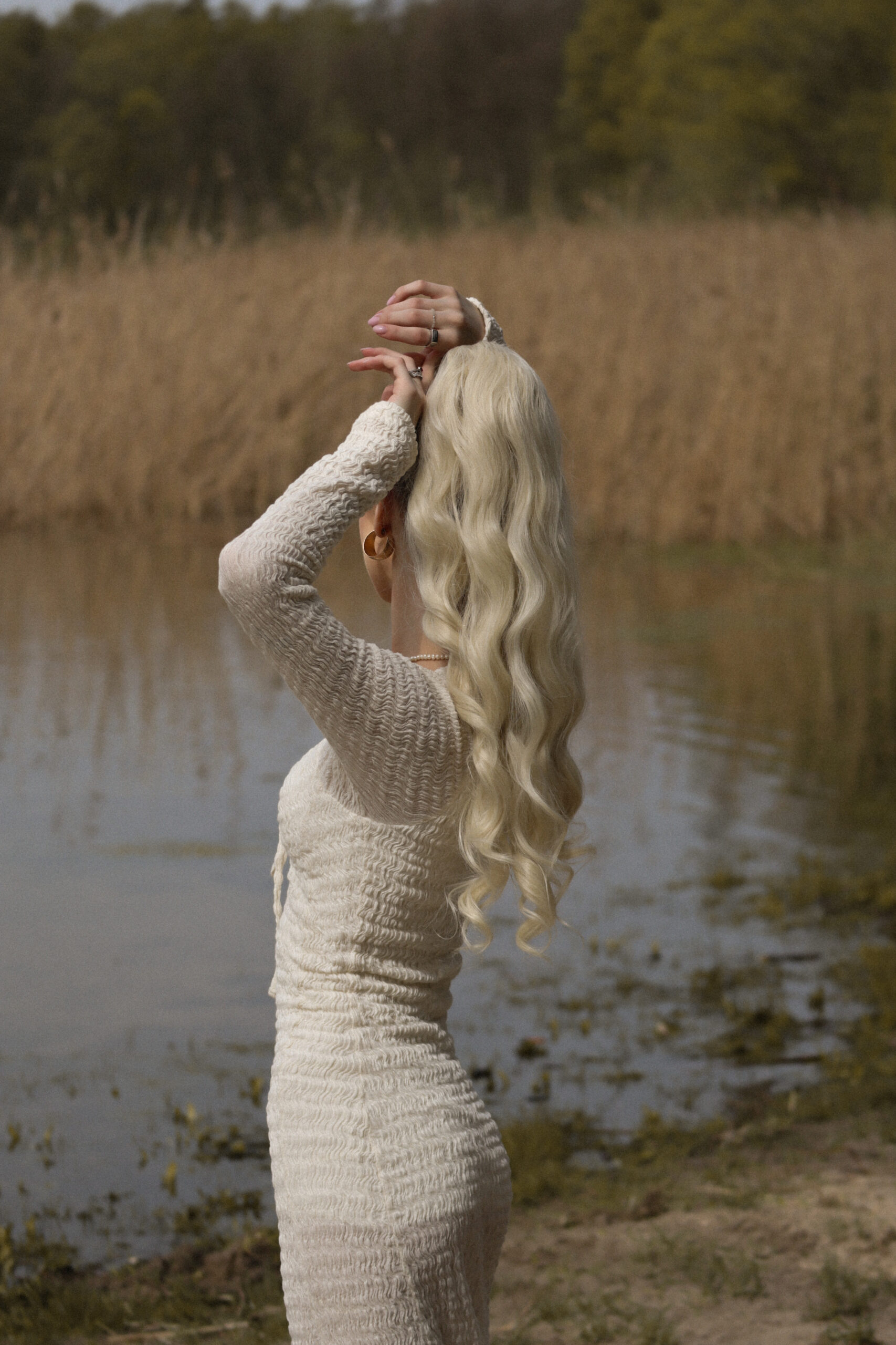 Doczepiany Kucyk Platynowy Blond Duże Fale - 60cm - obrazek 3