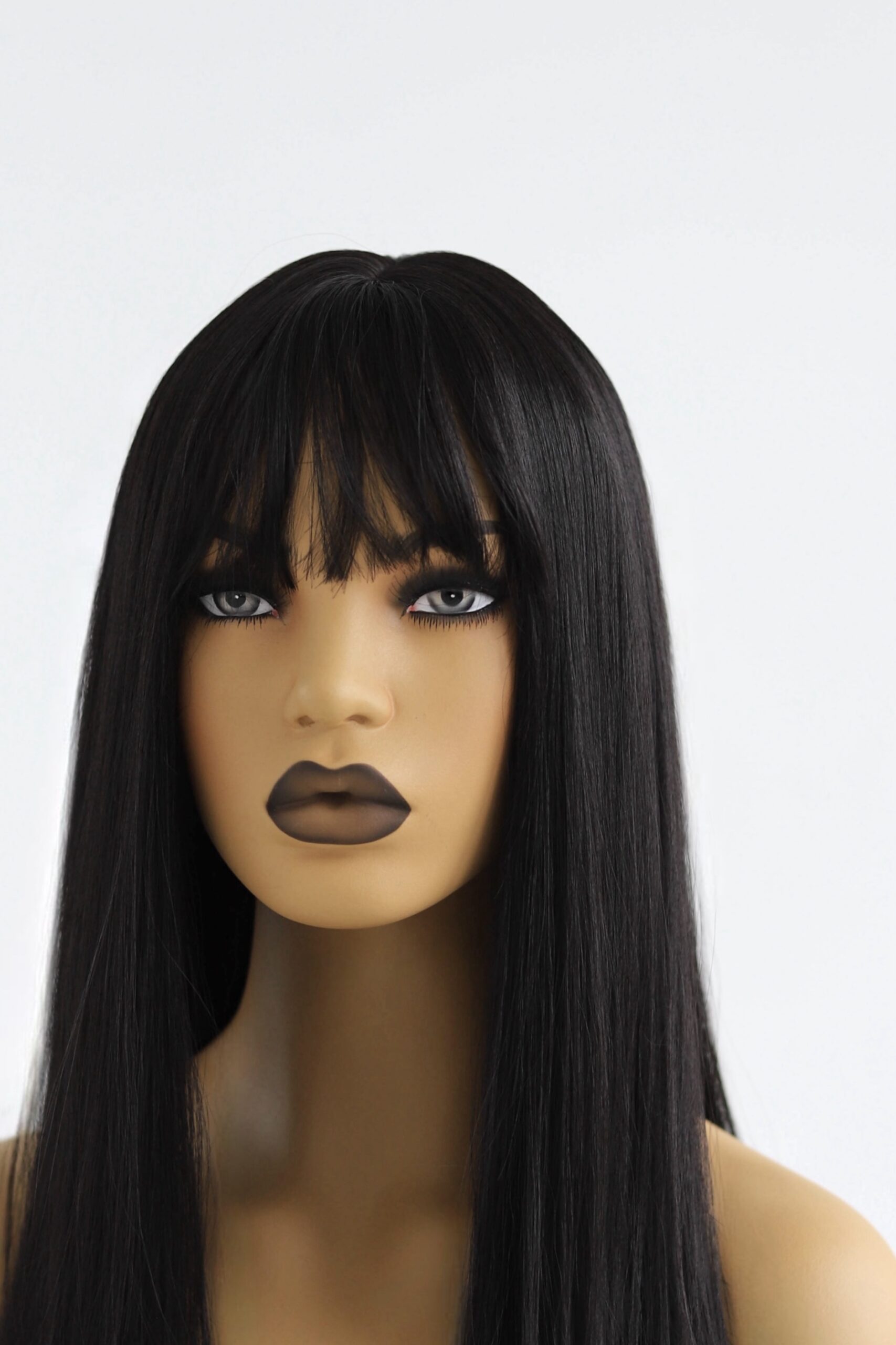 Syntetyczna peruka czarna z grzywką w stylu Kleopatry - obrazek 2