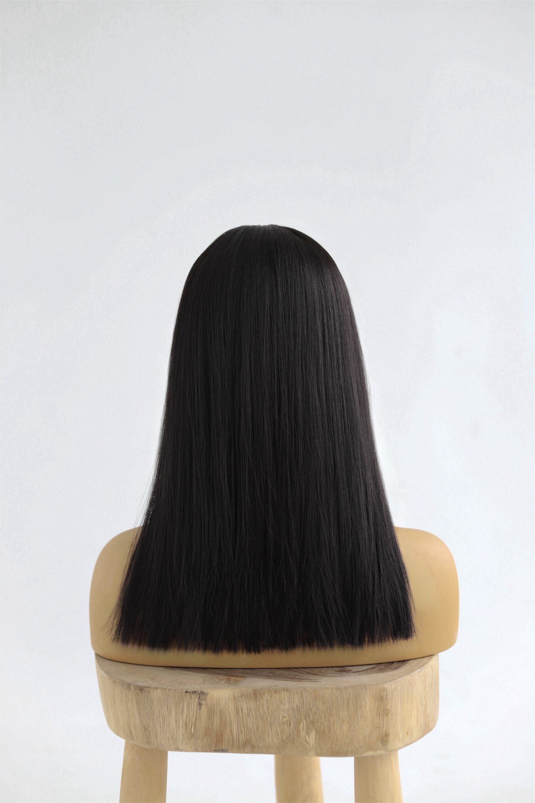 Syntetyczna peruka czarna z grzywką w stylu Kleopatry - obrazek 4