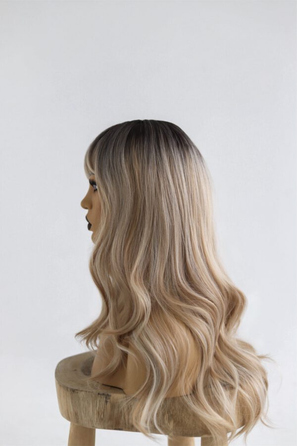 Peruka z grzywką – blond z ciemnym odrostem - Natalia - obrazek 4