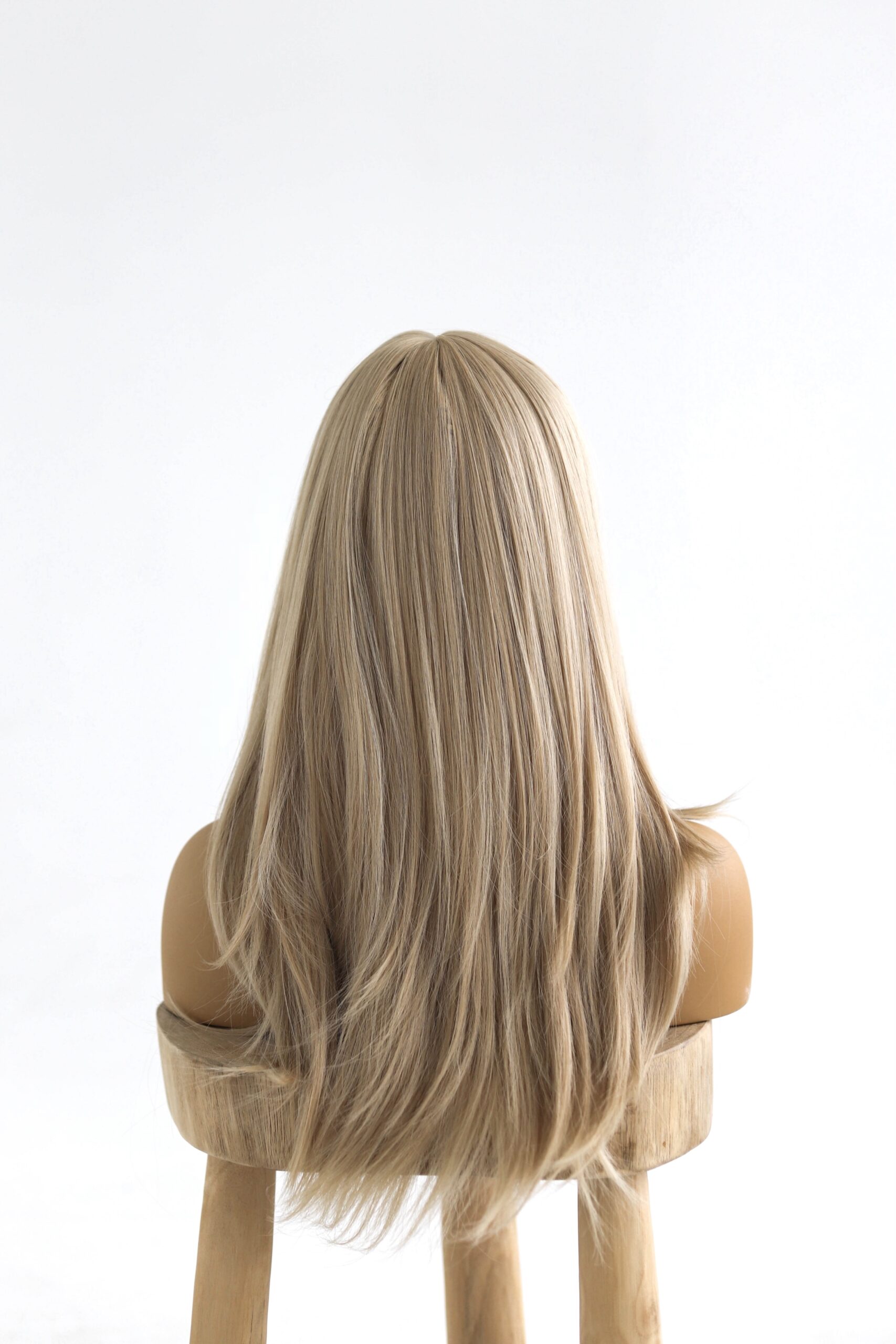 Blond Peruka o średniej długości z Grzywką Pamela - obrazek 4