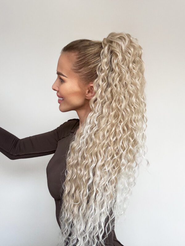 Doczepiany Kucyk - Kitka Jasny Chłodny Blond Ombre Małe Fale 70cm - obrazek 3