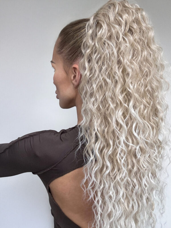 Doczepiany Kucyk - Kitka Jasny Chłodny Blond Ombre Małe Fale 70cm - obrazek 2
