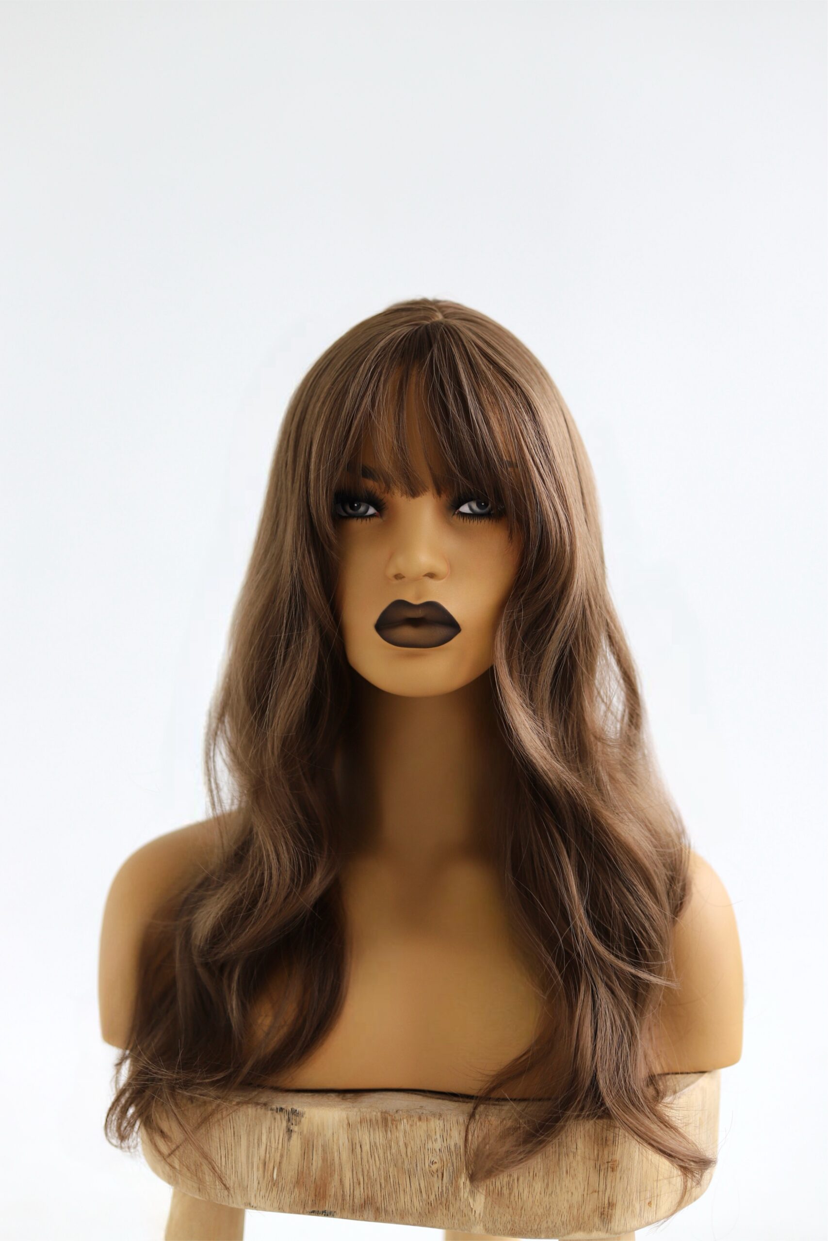 Brązowa Peruka z Grzywką||||