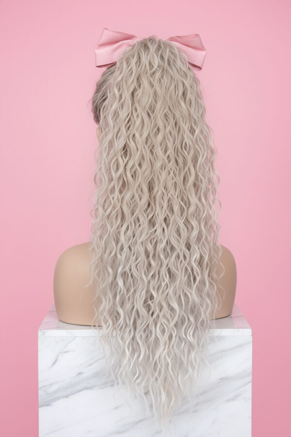 Doczepiany kucyk chłodny blond małe fale