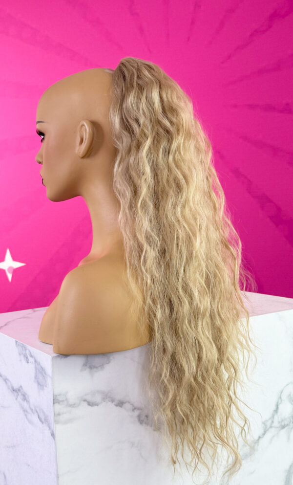 Doczepiany Kucyk - Kitka Brazylijskie Fale Piaskowy Blond 70cm - obrazek 2