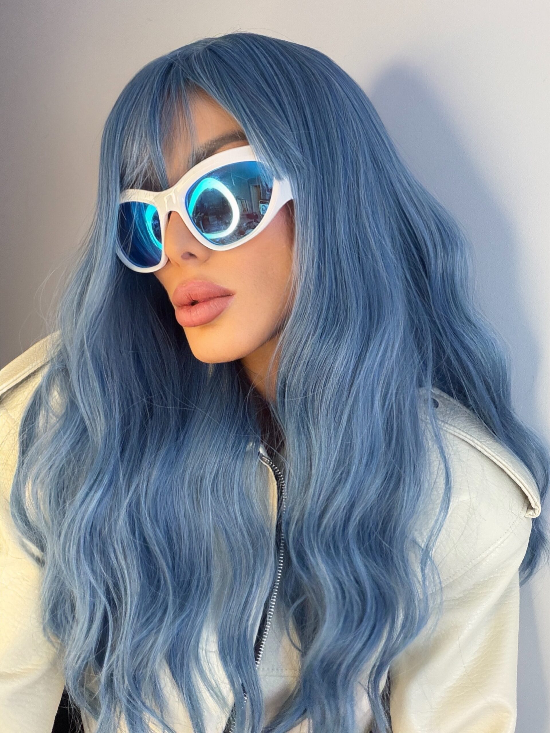 Niebieska peruka z grzywką