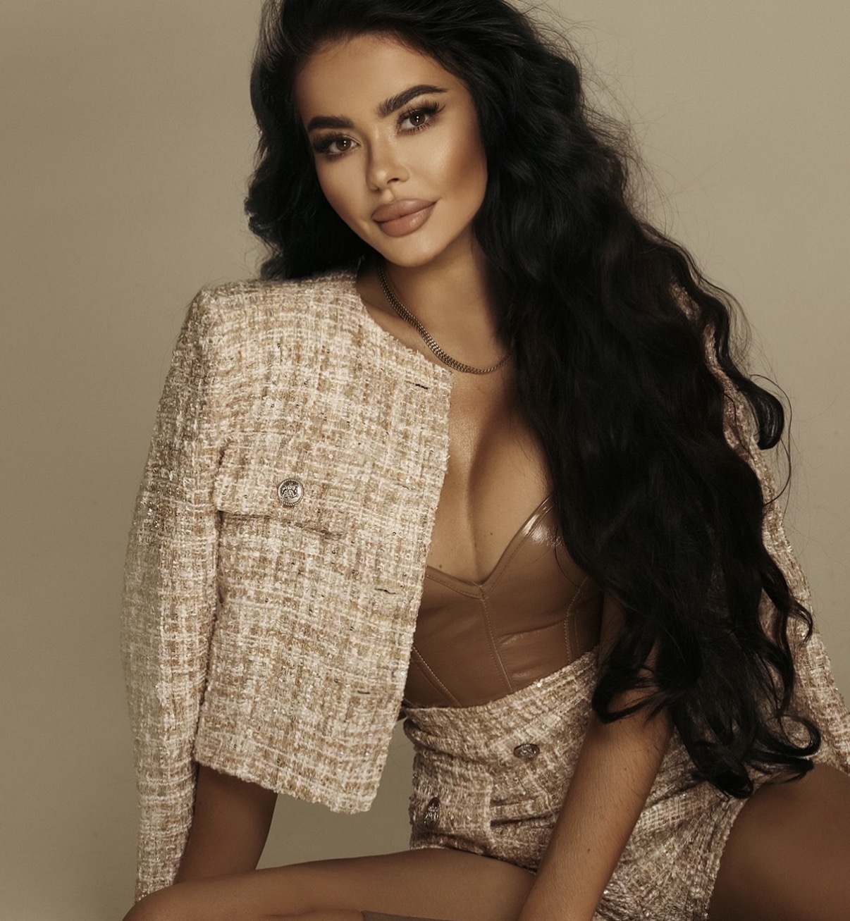 długa czarna falowana peruka