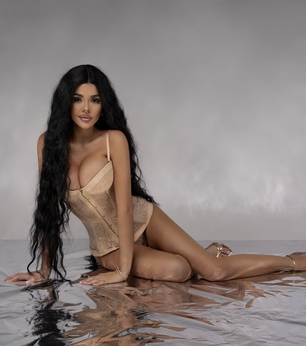 długa czarna falowana peruka lace front