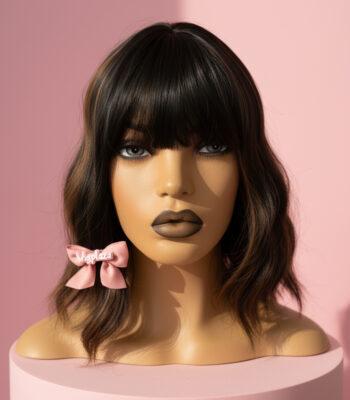 krótka ciemno brązowa peruka z grzywką